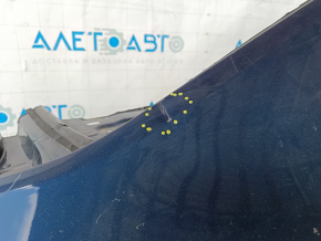 The quarter panel of the rear right wing of a VW Passat 20-22 was sawed off. Blue, with bumps