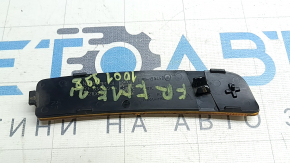 The front right fender arch reflector of the Ford Mustang Mach-E 21-26 has cracks inside