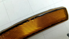 The front right fender arch reflector of the Ford Mustang Mach-E 21-26 has cracks inside