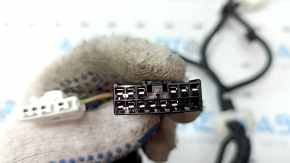 Toyota Camry v50 12-14 driver's seat wiring is large
