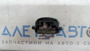The lumbar support control of the driver's seat of the Audi Q8 19-26 is covered in soot on the back side