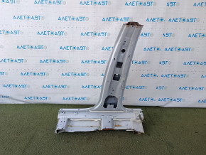 The central right body pillar of Hyundai Santa Fe 24-26 is sawed off