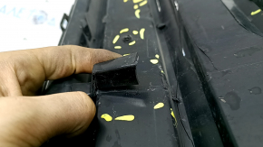 The radiator grille of the Honda Insight 19-22 is bare, black gloss, cracks, non-factory holes, broken fasteners, missing fragments of fasteners