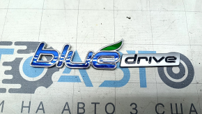 The front left fender emblem of the Hyundai Sonata 11-14 hybrid is worn out