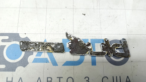 The front left fender emblem of the Hyundai Sonata 11-14 hybrid is worn out