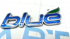 The front left fender emblem of the Hyundai Sonata 11-14 hybrid is worn out