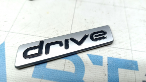 The front left fender emblem of the Hyundai Sonata 11-14 hybrid is worn out