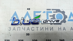 The front right fender emblem of the Hyundai Sonata 11-14 hybrid is worn out