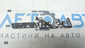 The front right fender emblem of the Hyundai Sonata 11-14 hybrid is worn out