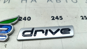 The front right fender emblem of the Hyundai Sonata 11-14 hybrid is worn out