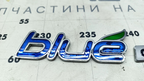 The front right fender emblem of the Hyundai Sonata 11-14 hybrid is worn out