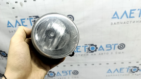 Right fog light for Toyota Prius V 15-17, needs polishing, broken fasteners