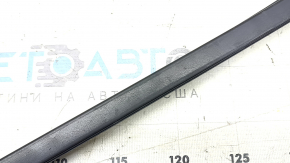 The right windshield molding of Hyundai Sonata 11-15 is cracked