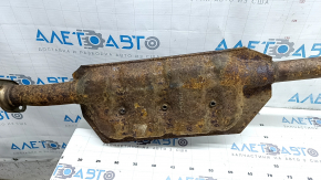 The exhaust pipe, middle part of the Subaru Forester 19-24 SK, is rusty