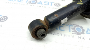 The rear left shock absorber of the Subaru Forester 19-21 SK is rusty