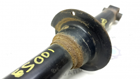The rear left shock absorber of the Subaru Forester 19-21 SK is rusty