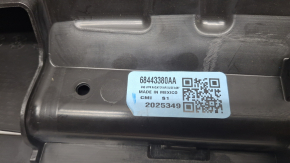 The upper radiator deflector of the Jeep Compass 23-26 2.0T is cracked