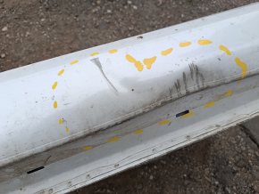 The central right body pillar of Tesla Model 3 18-23 is sawn off, there is a dent on the threshold