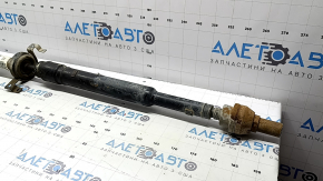 The propeller shaft of the Jeep Cherokee KL 14-23 is corroded, the boot is torn
