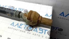 The propeller shaft of the Jeep Cherokee KL 14-23 is corroded, the boot is torn