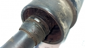 The propeller shaft of the Jeep Cherokee KL 14-23 is corroded, the boot is torn