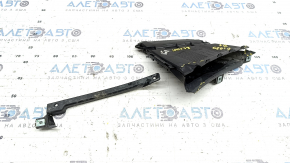 The front right fender liner air duct of BMW 5 G30 17-23 is broken, fragments are missing