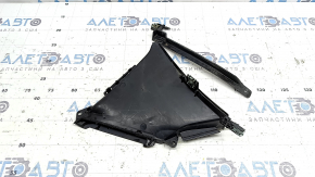 The front right fender liner air duct of BMW 5 G30 17-23 is broken, fragments are missing