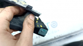 The front right fender liner air duct of BMW 5 G30 17-23 is broken, fragments are missing