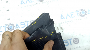 The front right fender liner air duct of BMW 5 G30 17-23 is broken, fragments are missing