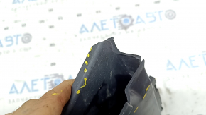 The front right fender liner air duct of BMW 5 G30 17-23 is broken, fragments are missing