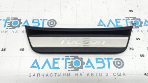 Outer rear left door sill plate Hyundai Tucson 22-26 black with chrome, scratches, stains on chrome