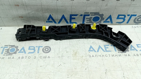 The rear bumper mount, left, Kia Niro 17-22, is broken