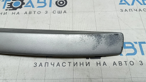 The rear right roof rail cover for a Kia Niro 17-22 is gray and the paint is peeling off