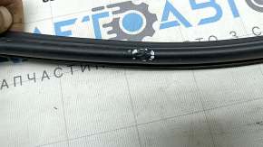 The front right door seal of the Kia Niro 17-22 is torn