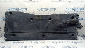 The left underbody protection of the VW Tiguan 18-24 is worn out, the fastening is dented