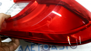 The outer right wing light of a Honda Accord 18-22 is worn, there are cracks under the glass