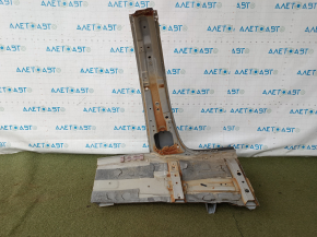 The left center pillar of a Toyota Sienna 11-17 has been cut off.