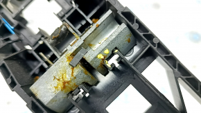 The rear left door handle mechanism of a VW Taos 22-25 has a broken mount
