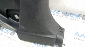 The lower right center pillar trim for Toyota Highlander 20-26 is black, worn, the plastic has turned white, and is deformed