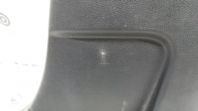 The lower right center pillar trim for Toyota Highlander 20-26 is black, worn, the plastic has turned white, and is deformed