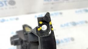 The rear bumper mount, outer right, VW Taos 22-25, is broken