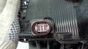 The outer wing light on the left VW Taos 22-24 has a broken cover mount