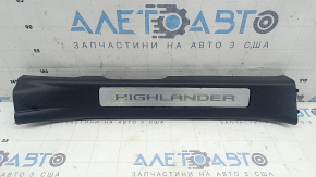 Front right door sill trim for Toyota Highlander 20-26, black with chrome insert, scratches, corrosion, nicks