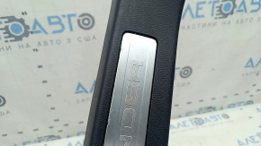 Front right door sill trim for Toyota Highlander 20-26, black with chrome insert, scratches, corrosion, nicks