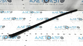 Right windshield molding VW Taos 22-23 crack, scratches