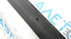 The door seal on the right sill of the VW Taos 22-25 is worn out