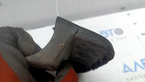 The front right mudguard of Toyota Highlander 20-26 is dented, has scratches and cracks