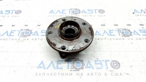 The rear left hub of a VW Taos 22-25 is rusty