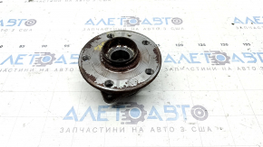 The rear right hub of a VW Taos 22-25 is rusty