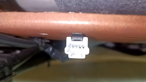 Driver's seat for Nissan Kicks 18-25 with airbag, mechanical, heated, grey and black leather, grey and red stitching, BOSE, scratches, cracks on the leather, worn, dented, needs cleaning
